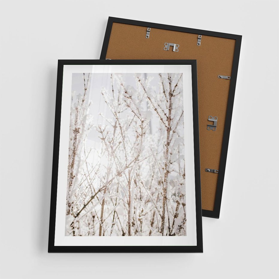 Plakat w ramie 50x70 - Szron na Gałęziach - ośnieżone gałązki, szron na gałęziach - rama czarna