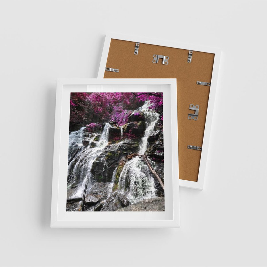 Plakat w ramie 40x50 - Wodospad wśród majestatycznych gór - wodospad, góry - rama biała