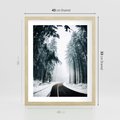 Plakat w ramie 40x50 - Droga przez Zimowy Las - drzewa, śnieg - rama drewno