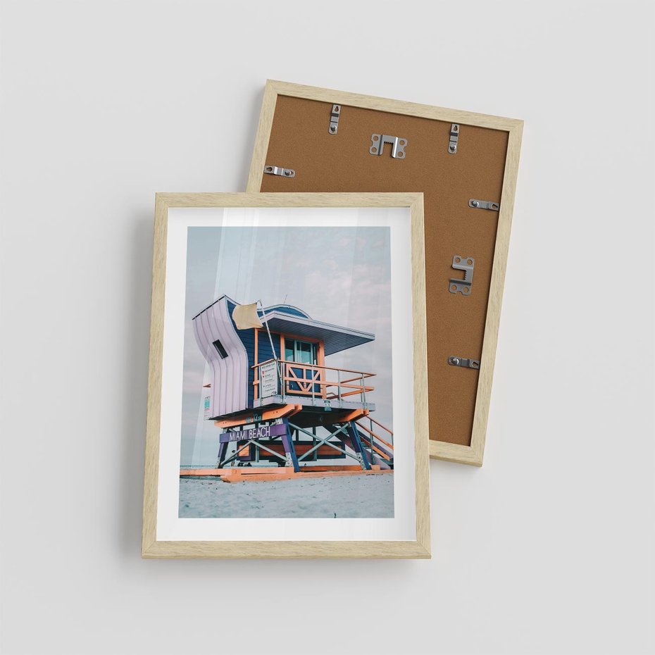 Plakat w ramie 30x40 - Plażowa Kolorystyka: Budka Ratownika w Pastelach - pastelowa budka ratownika, plaża Miami - rama drewno