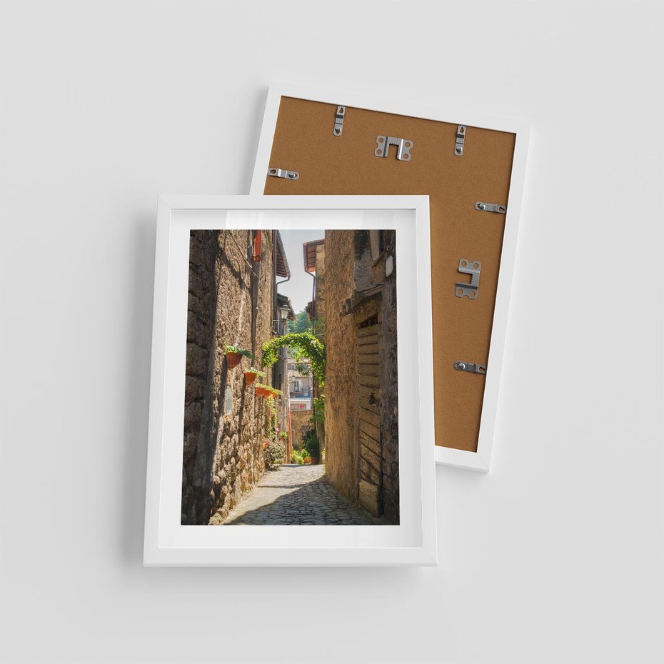 Plakat w ramie 30x40 - Włoska uliczka w perspektywie - Włochy, uliczka - rama biała