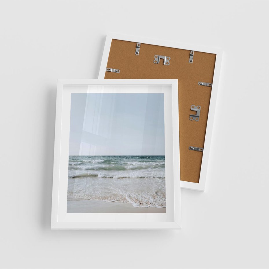 Plakat w ramie 40x50 - Spokój nad Brzegiem - plaża, morze - rama biała