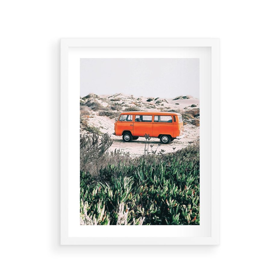 Plakat w ramie 30x40 - Podróże po Pustyni - stary samochód van, pomarańczowy - rama biała