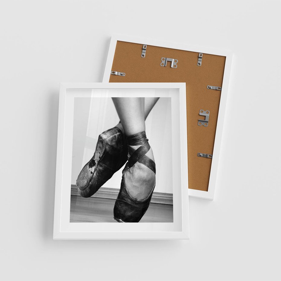 Plakat w ramie 40x50 - Taniec Zmysłów - artystyczne zdjęcie, odcienie szarości - rama biała