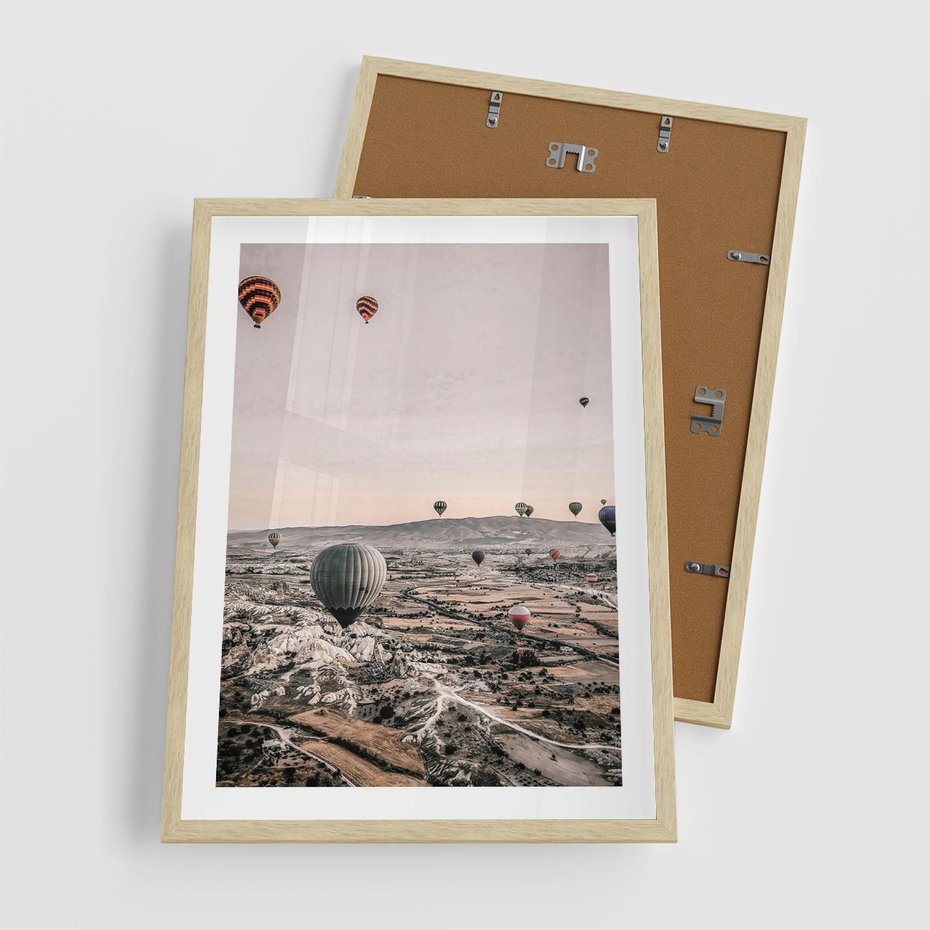 Plakat w ramie 50x70 - Wolność w Powietrzu - balony latające nas pustynnym krajbrazem, balony do latania - rama drewno