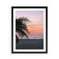 Plakat w ramie 50x70 - Tropikalny Zachód Słońca: Piękno Palmy - palma, nad morzem - rama czarna