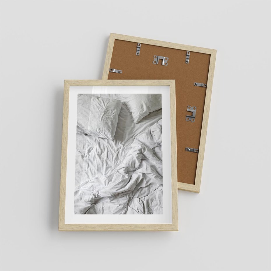 Plakat w ramie 30x40 - Biała Pościel na Łóżku - biała pościel, łóżko - rama drewno