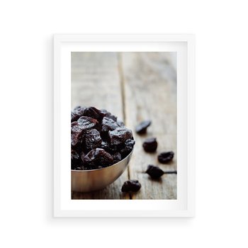 Plakat w ramie 50x70 - Smakowite rodzynki na talerzu - rodzynki, jedzenie - rama biała