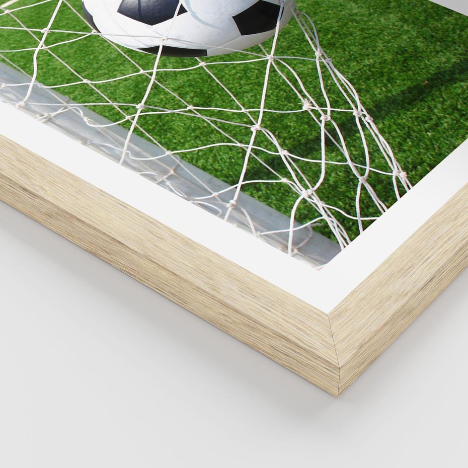 Plakat w ramie 40x50 - Namiętność Piłki i Gola - piłka nożna, gol - rama drewno