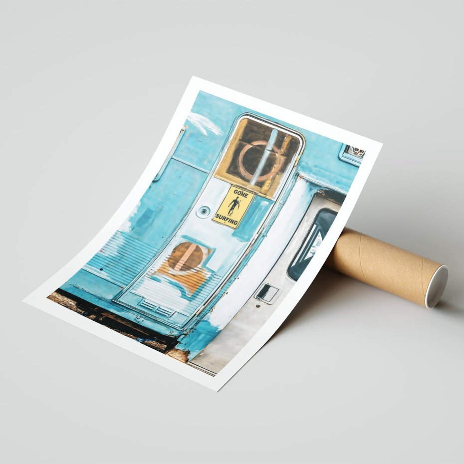 Plakat bez ramy 30x40 - Nostalgiczna Podróż - stara przyczepa kempingowa, niebieskie kolory