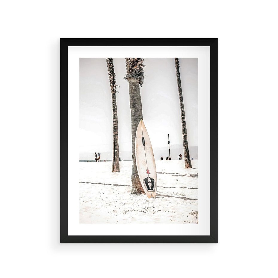 Plakat w ramie 30x40 - Plażowy Relaks - deska surfingowa, oparta o palmę - rama czarna