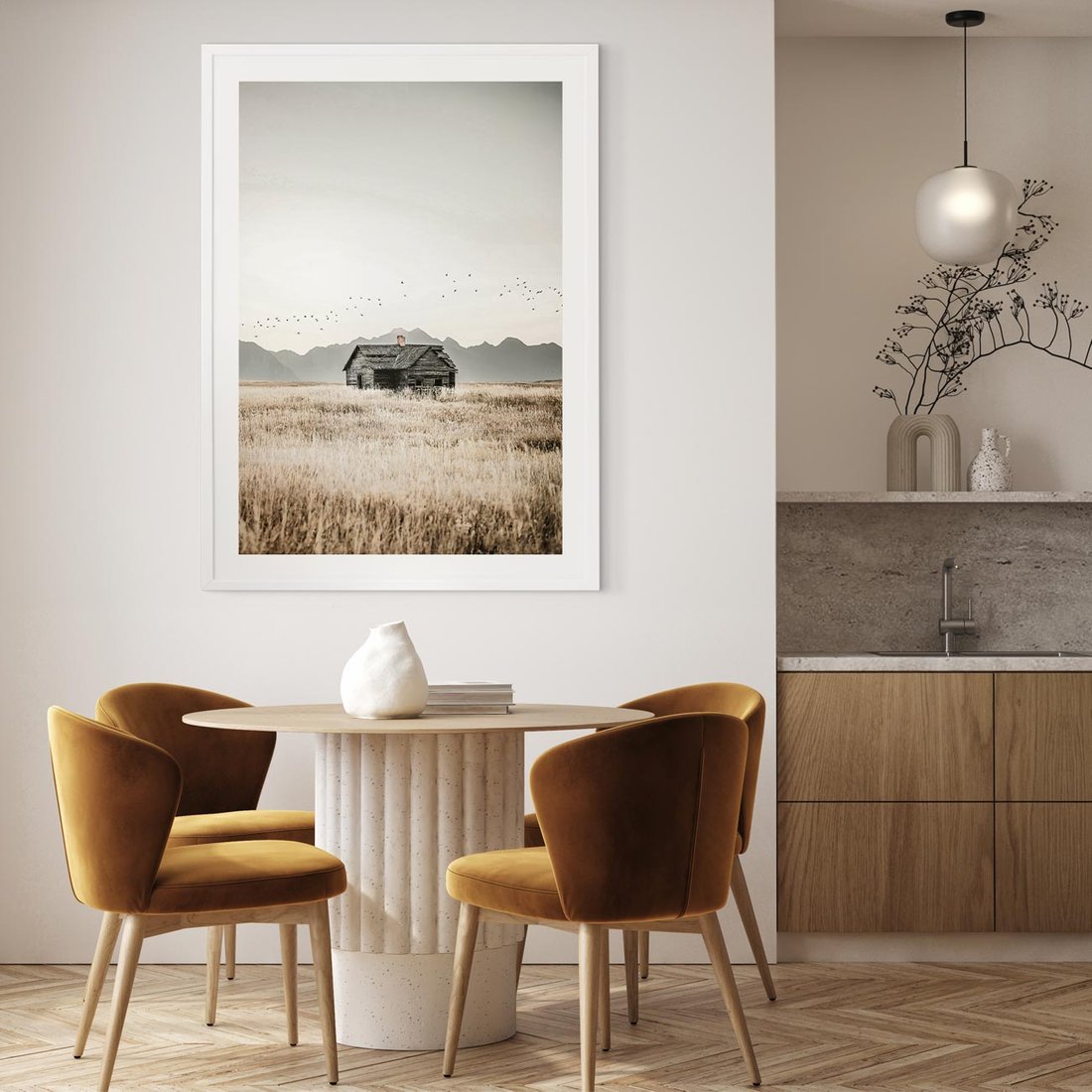 Plakat bez ramy 50x70 - Wiejska Idylla - stary drewniany dom w polu suchej trawy, fotografia