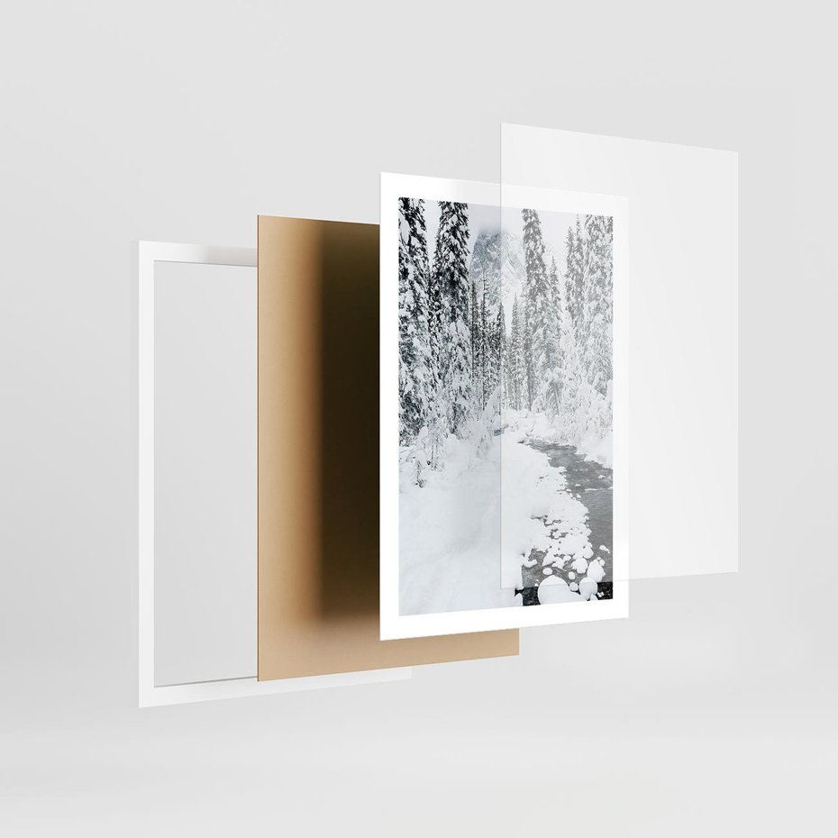 Plakat w ramie 50x70 - Spokój Zimowego Lasu w Górach - zima w lesie, w górach - rama biała