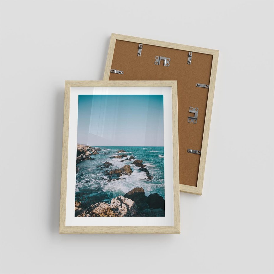 Plakat w ramie 30x40 - Dramatyczna Sceneria: Fale i Skały nad Morzem - morze, fale - rama drewno