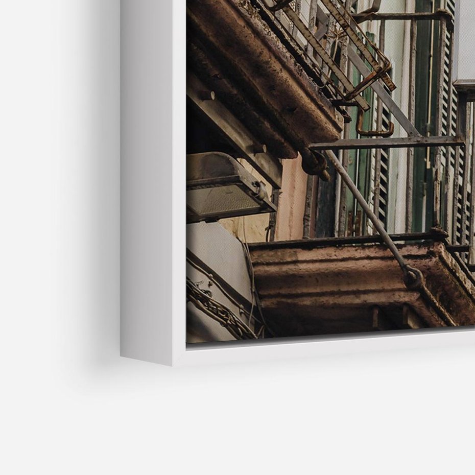 Obraz w ramie 70x50 - Magiczne Spacery - hotel, uliczka - rama biała