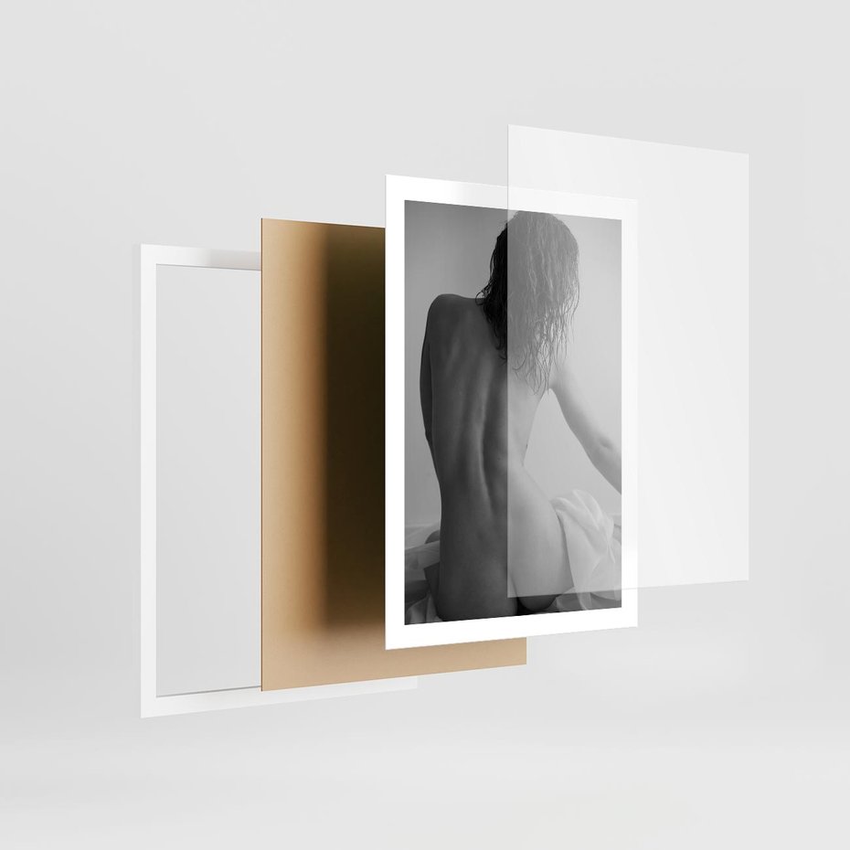 Plakat w ramie 50x70 - Piękno o Poranku - czarno biała fotografia, akt kobiecy - rama biała