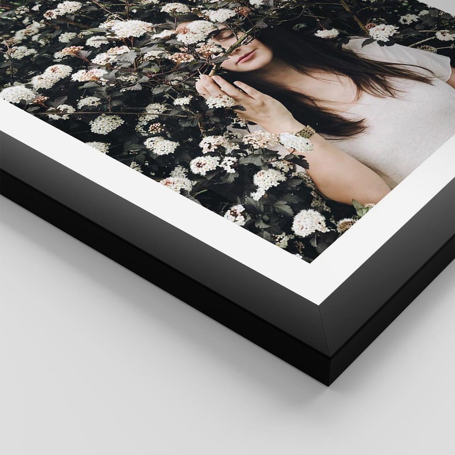 Plakat w ramie 40x50 - Kobieta w Krzewie Kwiatów - krzak z kwiatami, schowana za nim kobieta - rama czarna