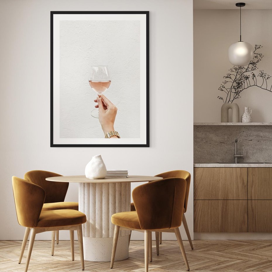 Plakat w ramie 50x70 - Kobieca Dłoń i Różowe Wino - kieliszek różowego wina, kobieca dłoń - rama czarna