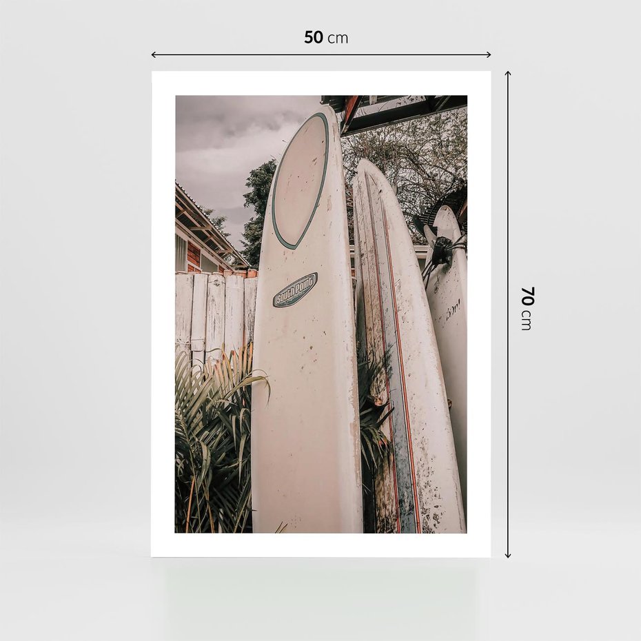 Plakat bez ramy 50x70 - Deski Surfingowe czekają na Fale - deski surfingowe, stoją pod płotem