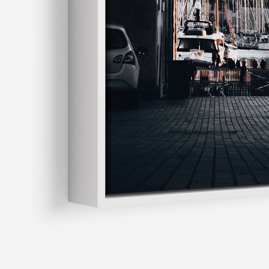 Obraz w ramie 80x120 - Światło Portowe - czarno białe zdjecie, uliczka w nadmorskim mieście - rama biała