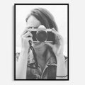 Obraz w ramie 50x70 - Zrób mi Zdjęcie - fotografia, kobieta z aparatem - rama czarna