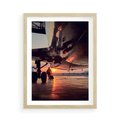 Plakat w ramie 50x70 - Podróż ku Zachodzącemu Słońcu - samolot, scena na lotnisku - rama drewno