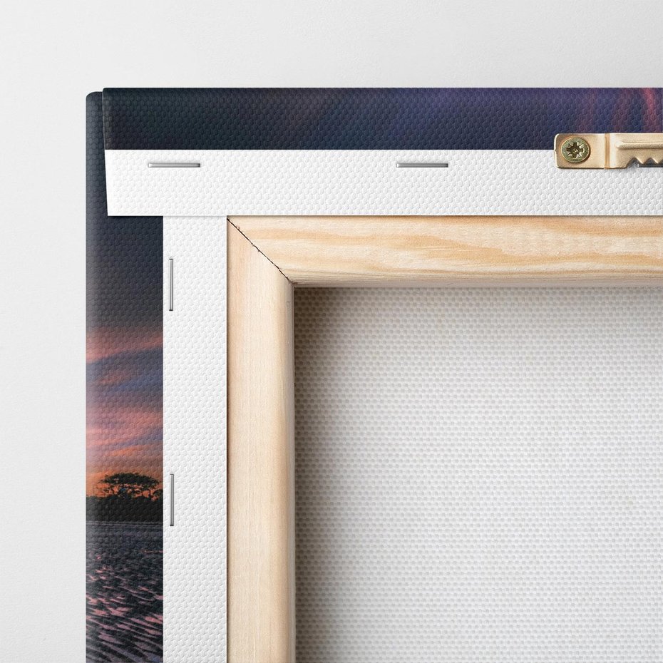 Obraz na płótnie 40x40 - Górska idylla: Domek nad strumykiem - jezioro, wyspa