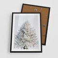 Plakat w ramie 50x70 - Zimowa Poezja w Ośnieżonym Drzewie - ośnieżone drzewo, zima - rama czarna