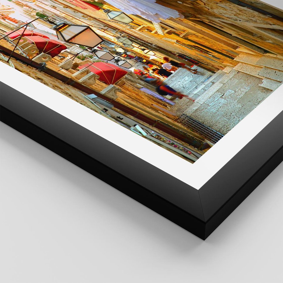 Plakat w ramie 40x50 - Odkryj tajemnice miasta - uliczka, perspektywa - rama czarna