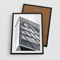 Plakat w ramie 50x70 - Architektura Przyszłości: Czarno-Białe Ujęcie - nowoczesna architektura, czarno białe zdjęcie - rama czarna