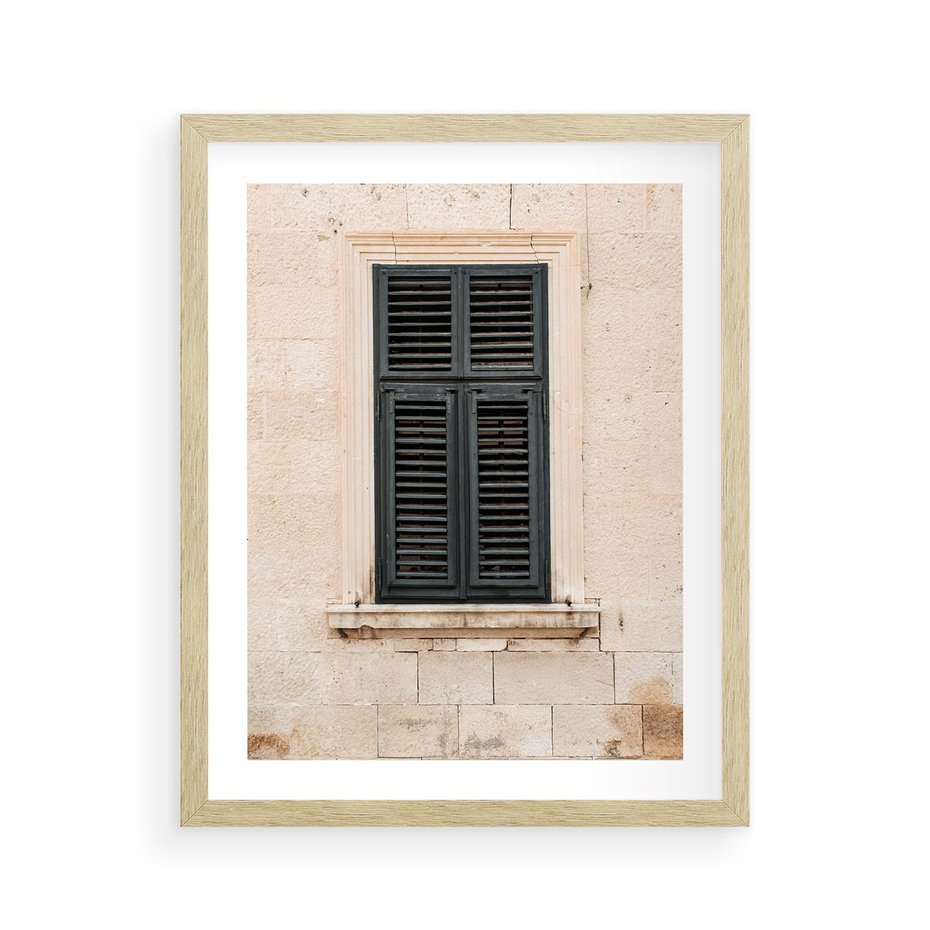 Plakat w ramie 40x50 - Urok Starego Okna z Zielonymi Okiennicami - stare okno, kamienica - rama drewno