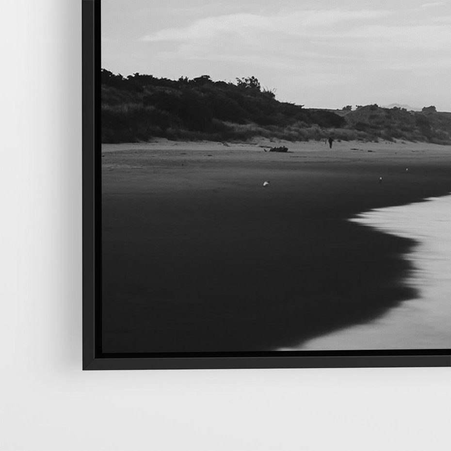 Obraz w ramie 70x50 - Nadmorska Melodia - czarno białe zdjęcie, plaża - rama czarna