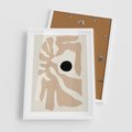 Plakat w ramie 50x70 - Eksploracja Abstrakcji - beżowa absrakcyjna kompozycja, czarny akcent - rama biała