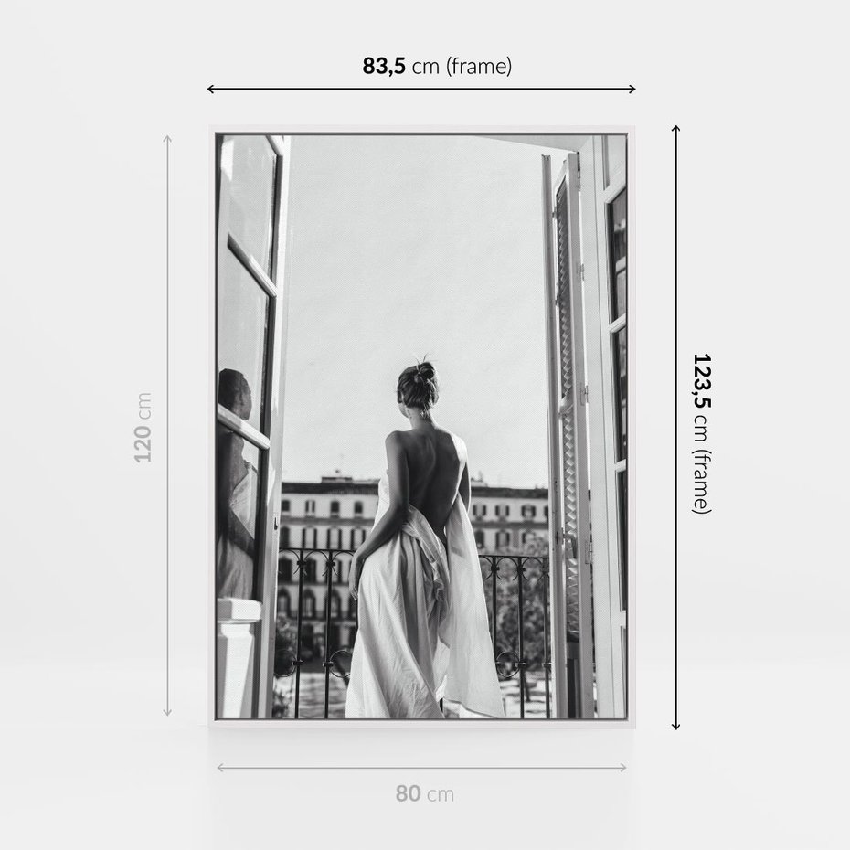 Obraz w ramie 80x120 - Poranki w Paryżu - czarno białe zdjęcie, kobieta w prześcieradle na balkonie - rama biała