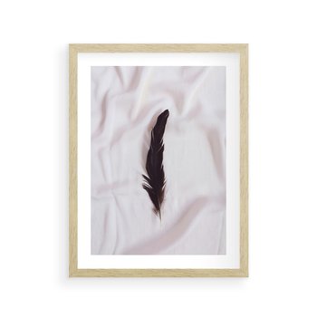 Plakat w ramie 30x40 - Prosta Elegancja - czarne pióro na białej pościeli, minimalizm - rama drewno