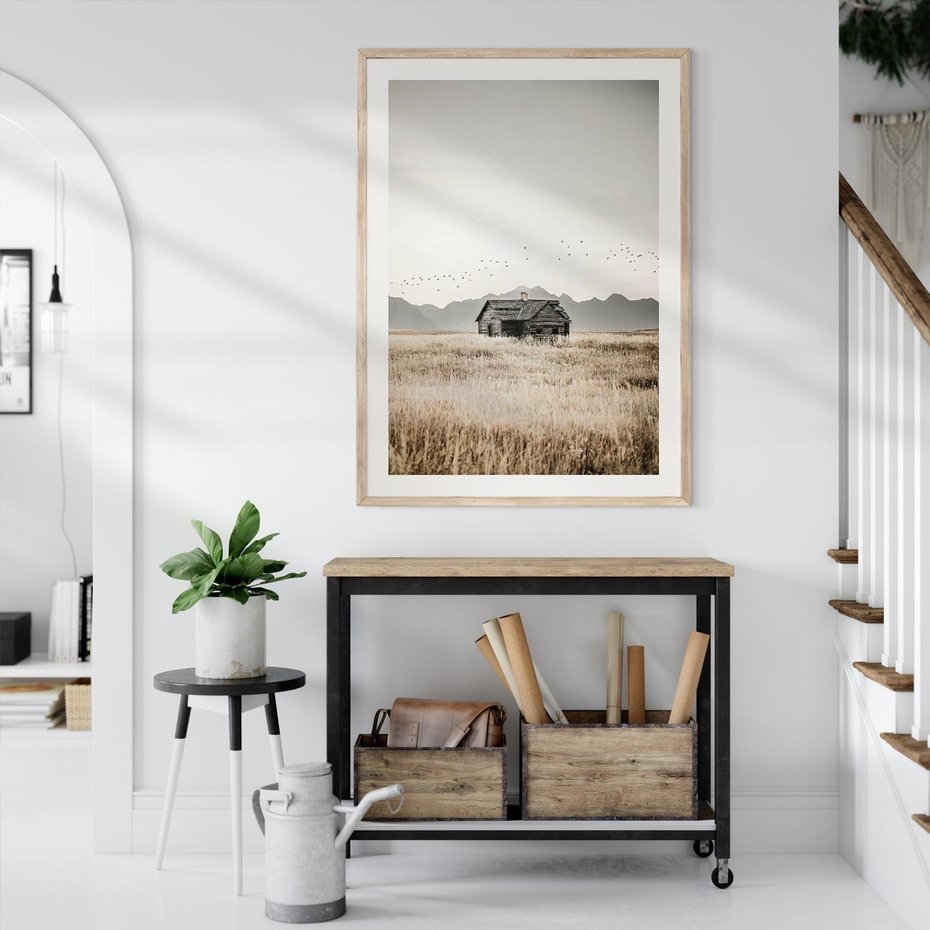 Plakat w ramie 50x70 - Wiejska Idylla - stary drewniany dom w polu suchej trawy, fotografia - rama drewno