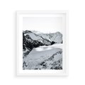 Plakat w ramie 40x50 - Biały Zimowy Pejzaż - góry w zimie, ośnieżone wysokie szczyty - rama biała