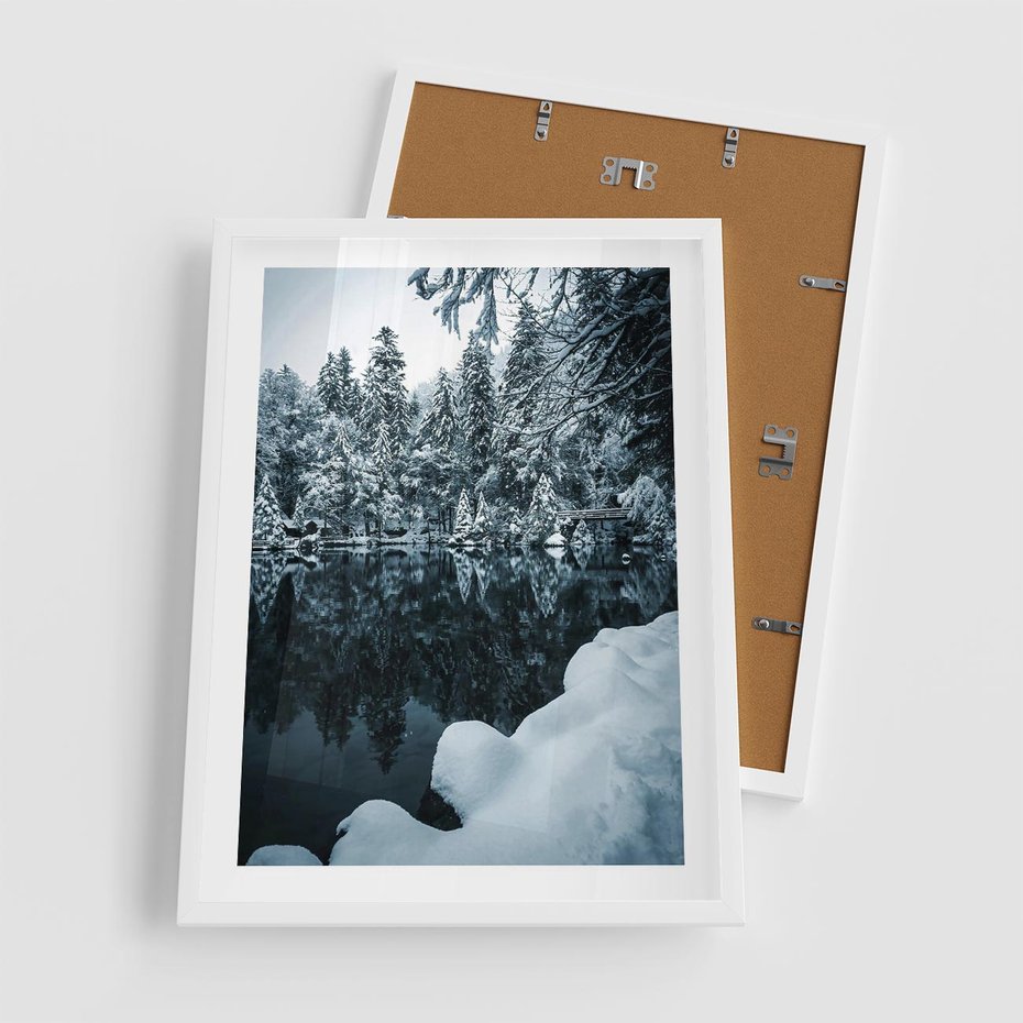 Plakat w ramie 50x70 - Zima nad Jeziorem - krajobraz zimowy, jezioro - rama biała