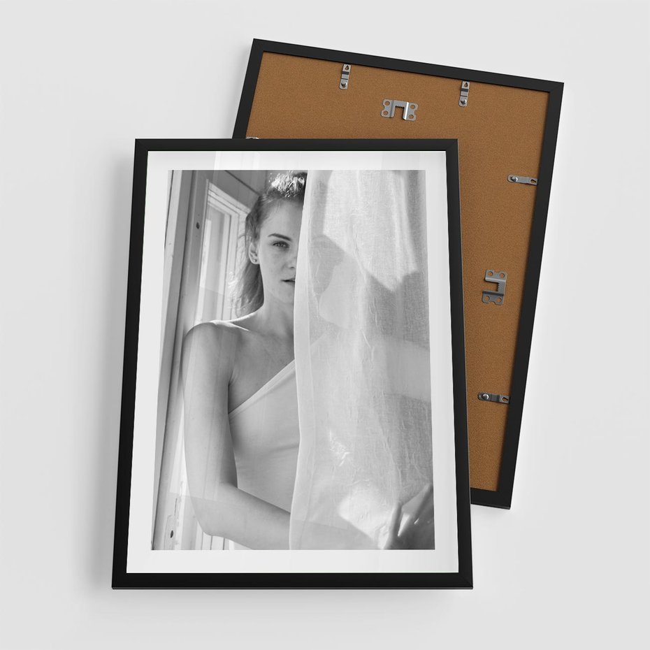 Plakat w ramie 50x70 - Za Firanką - czarno białe zdjecie, piękny portret eterycznej kobiety - rama czarna