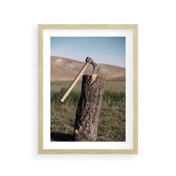 Plakat w ramie 30x40 - Rustykalna Praktyczność: Fotografia Siekiery - rustykalna fotografia, siekiera wbita w pieniek - rama drewno