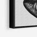 Obraz w ramie 100x70 - Srebrna Moc Wyrazu - srebrne usta, zbliżenie - rama czarna