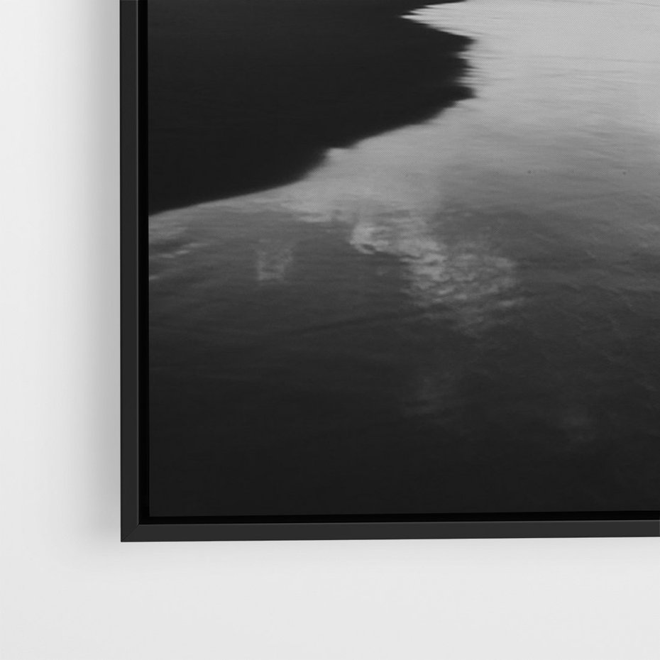 Obraz w ramie 50x70 - Nadmorska Melodia - czarno białe zdjęcie, plaża - rama czarna