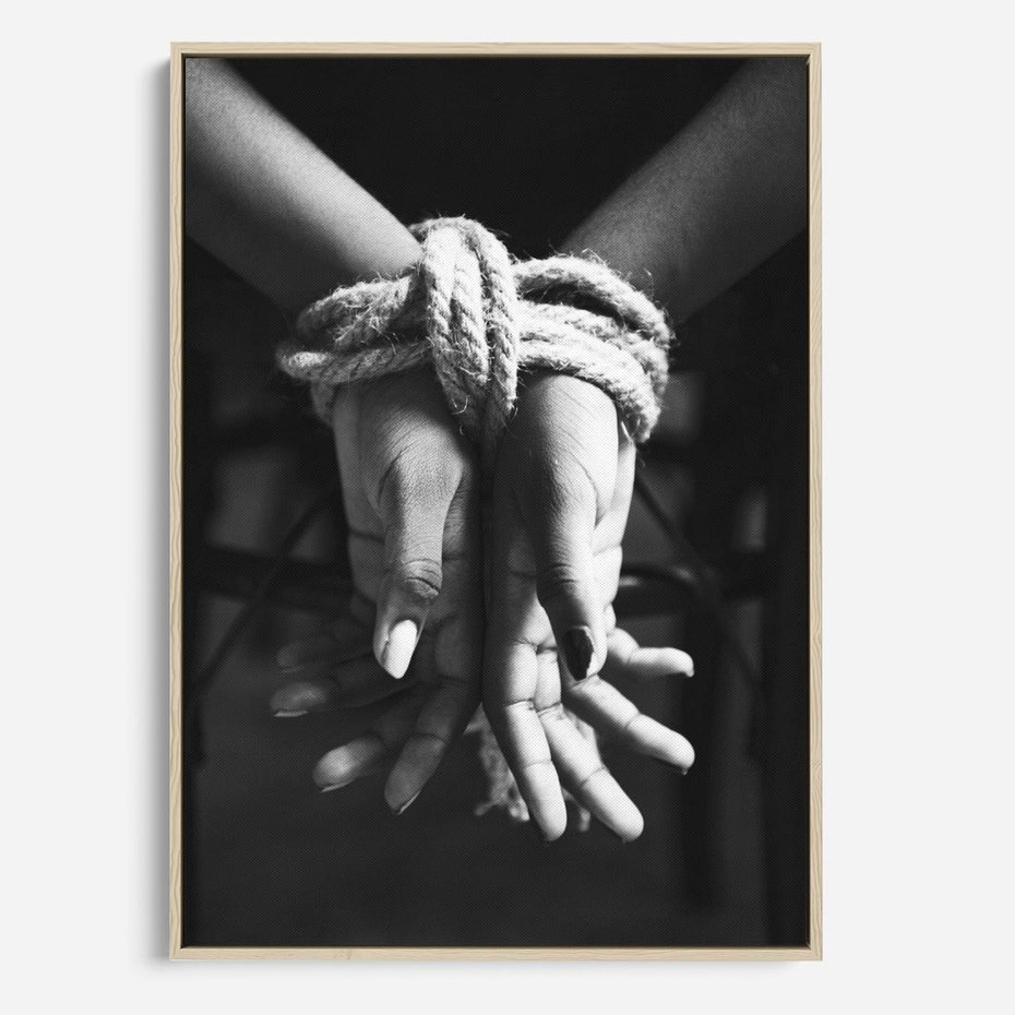 Obraz w ramie 80x120 - Splątane Uczucia - czarno biała fotografia, artystyczna - rama drewno