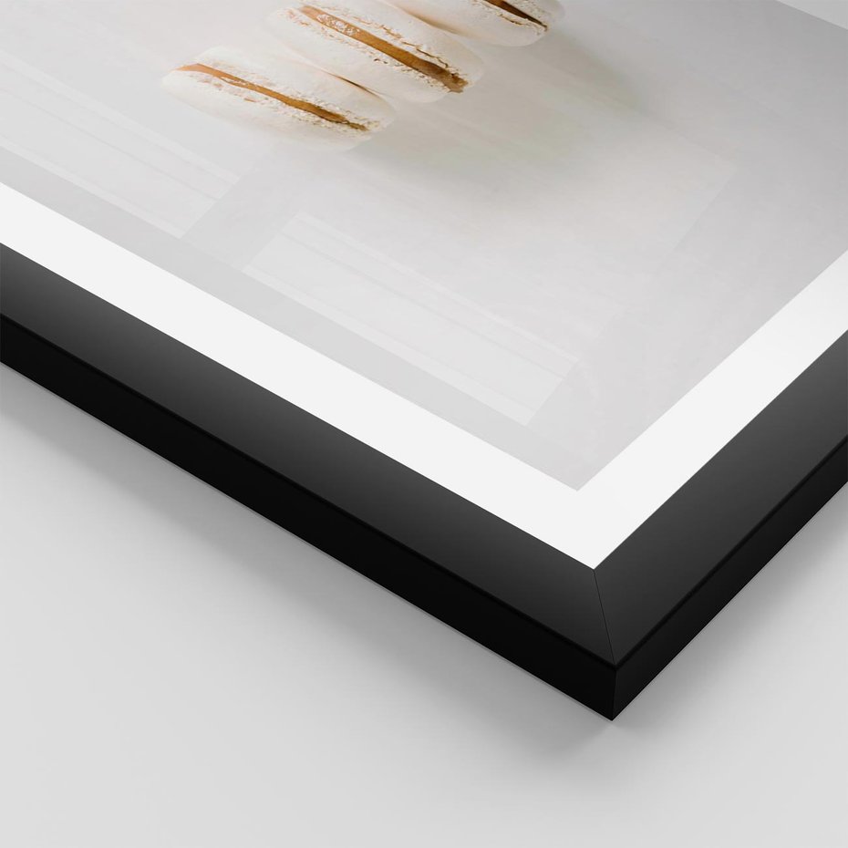 Plakat w ramie 30x40 - Delikatność w Bieli - białe ciateczka. makaroniki, minimalistyczne zdjęcie - rama czarna