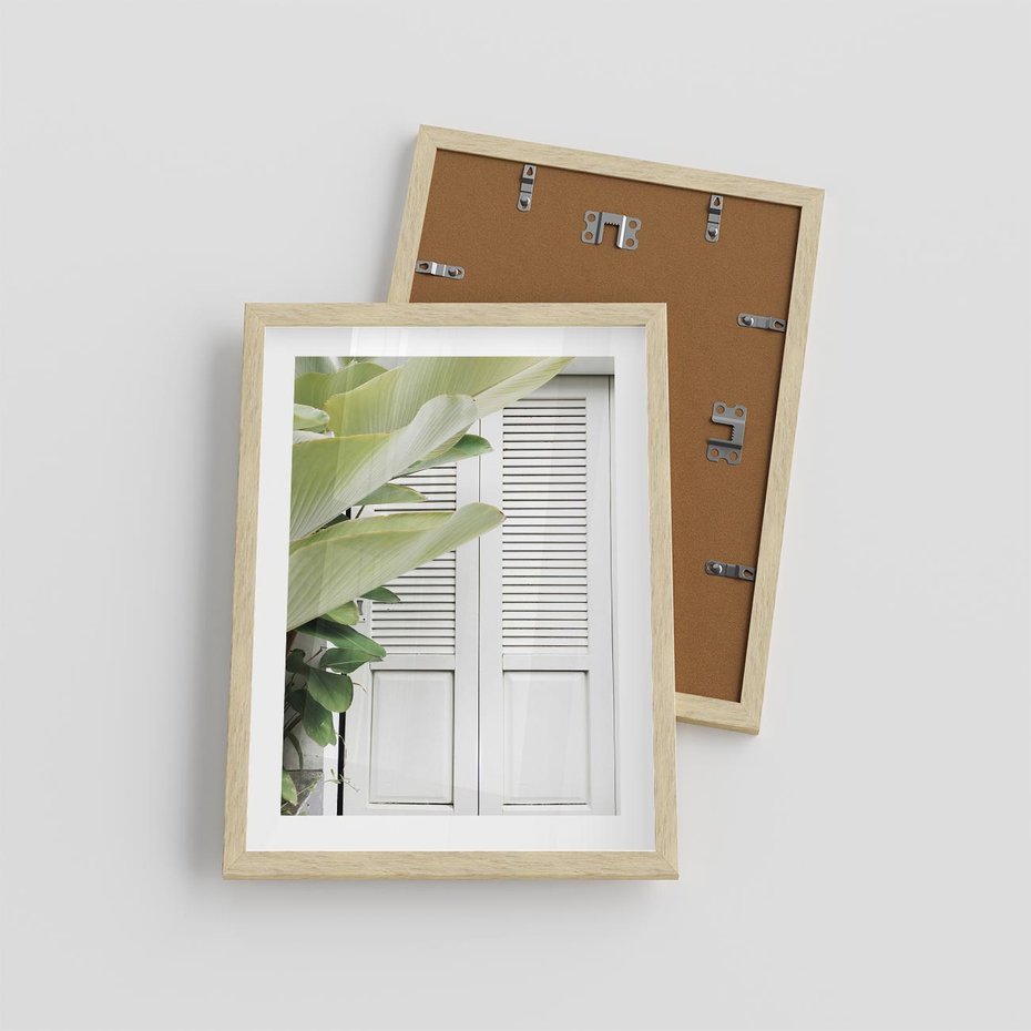 Plakat w ramie 30x40 - Tropikalne Okno - białe okiennice, zielona tropikalna roślina - rama drewno