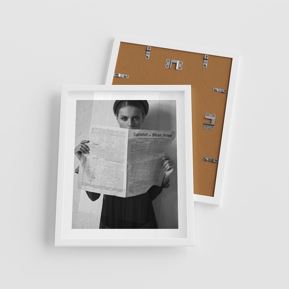 Plakat w ramie 40x50 - Nowe Wiadomości - retro zdjęcie, czarno białe - rama biała