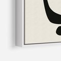 Obraz w ramie 80x120 - Intrygujące Zaskoczenia - beżowa abstrakcyjna kompozycja, czarny akcent - rama biała
