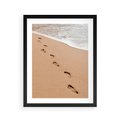 Plakat w ramie 40x50 - Ślady Stóp na Plaży: Spacer nad Morzem - plaża, ślady stóp na piasku - rama czarna