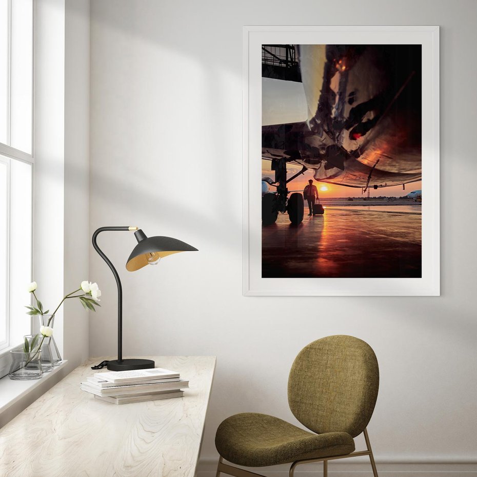 Plakat bez ramy 30x40 - Podróż ku Zachodzącemu Słońcu - samolot, scena na lotnisku