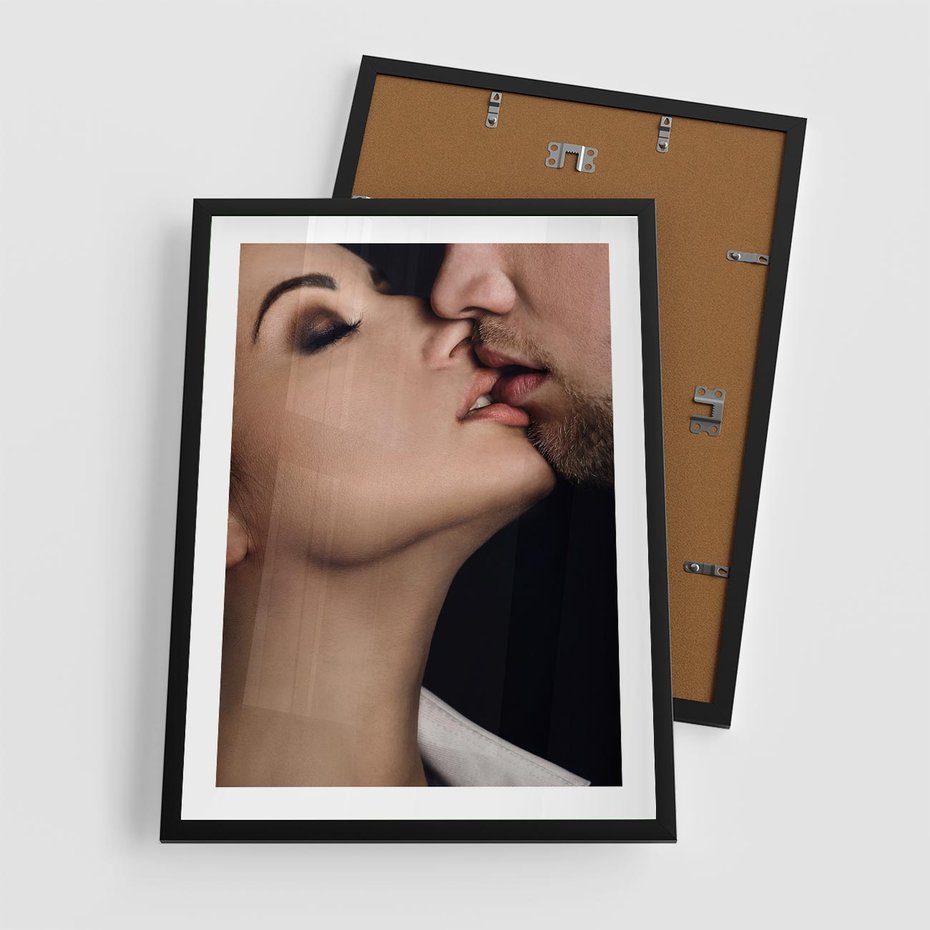 Plakat w ramie 50x70 - Miłosne Uczucia - kobieta, pocałunek - rama czarna